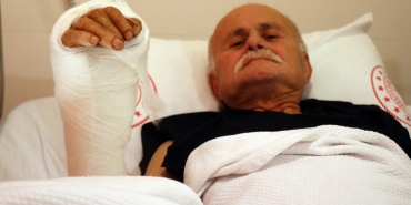 KOPAN ELİ SAATLER SÜREN AMELİYAT İLE DİKİLDİ: "DOKTORUMA BU ELİMLE MANGAL YAPACAĞIM" İŞ KAZASINDA KOPAN SAĞ ELİ DOKTORLARIN ZAMANLA YARIŞIYLA YERİNE DİKİLDİ NİZAM ACAR: "ELİMİ İLK YERDE GÖRDÜĞÜM ZAMAN 'BENİM SONUM GELDİ' DEDİM. PARMAĞIMI TEKRAR OYNATINCA DÜNYALAR BENİM OLDU"