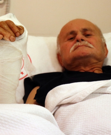 KOPAN ELİ SAATLER SÜREN AMELİYAT İLE DİKİLDİ: "DOKTORUMA BU ELİMLE MANGAL YAPACAĞIM" İŞ KAZASINDA KOPAN SAĞ ELİ DOKTORLARIN ZAMANLA YARIŞIYLA YERİNE DİKİLDİ NİZAM ACAR: "ELİMİ İLK YERDE GÖRDÜĞÜM ZAMAN 'BENİM SONUM GELDİ' DEDİM. PARMAĞIMI TEKRAR OYNATINCA DÜNYALAR BENİM OLDU"