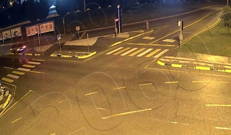 Viraja hızlı girince kaza kaçınılmaz oldu, otomobil devrildi: O anlar kamerada