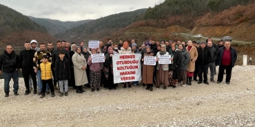DOLU OLMAYAN BARAJIN SUYUNU PAYLAŞMAK İSTEMEYEN MAHALLELİ DSİ'Yİ PROTESTO ETTİ İKİ MAHALLE ARASINDAKİ SU KRİZİ: YAŞLISINDAN GENCİNE HERKES TEPKİ GÖSTERDİ MAHALLE SAKİNİ UMUT KÖSE: "BU BARAJ KURAKLIK SEBEBİYLE ESKİ SEVİYELERİNDE DEĞİL" "BİZİM SULAMA İÇİN KULLANDIĞIMIZ ANA BORUDAN BAŞKA MAHALLEYE SU VERİLMESİNE KARŞIYIZ"