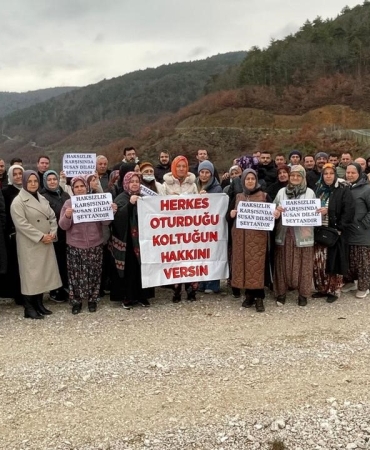 DOLU OLMAYAN BARAJIN SUYUNU PAYLAŞMAK İSTEMEYEN MAHALLELİ DSİ'Yİ PROTESTO ETTİ İKİ MAHALLE ARASINDAKİ SU KRİZİ: YAŞLISINDAN GENCİNE HERKES TEPKİ GÖSTERDİ MAHALLE SAKİNİ UMUT KÖSE: "BU BARAJ KURAKLIK SEBEBİYLE ESKİ SEVİYELERİNDE DEĞİL" "BİZİM SULAMA İÇİN KULLANDIĞIMIZ ANA BORUDAN BAŞKA MAHALLEYE SU VERİLMESİNE KARŞIYIZ"
