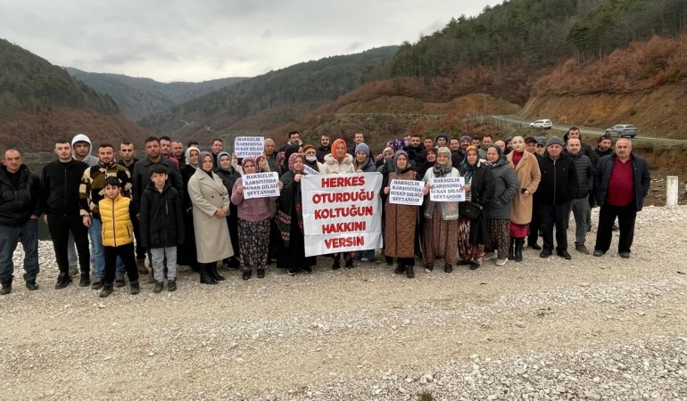 DOLU OLMAYAN BARAJIN SUYUNU PAYLAŞMAK İSTEMEYEN MAHALLELİ DSİ'Yİ PROTESTO ETTİ İKİ MAHALLE ARASINDAKİ SU KRİZİ: YAŞLISINDAN GENCİNE HERKES TEPKİ GÖSTERDİ MAHALLE SAKİNİ UMUT KÖSE: "BU BARAJ KURAKLIK SEBEBİYLE ESKİ SEVİYELERİNDE DEĞİL" "BİZİM SULAMA İÇİN KULLANDIĞIMIZ ANA BORUDAN BAŞKA MAHALLEYE SU VERİLMESİNE KARŞIYIZ"
