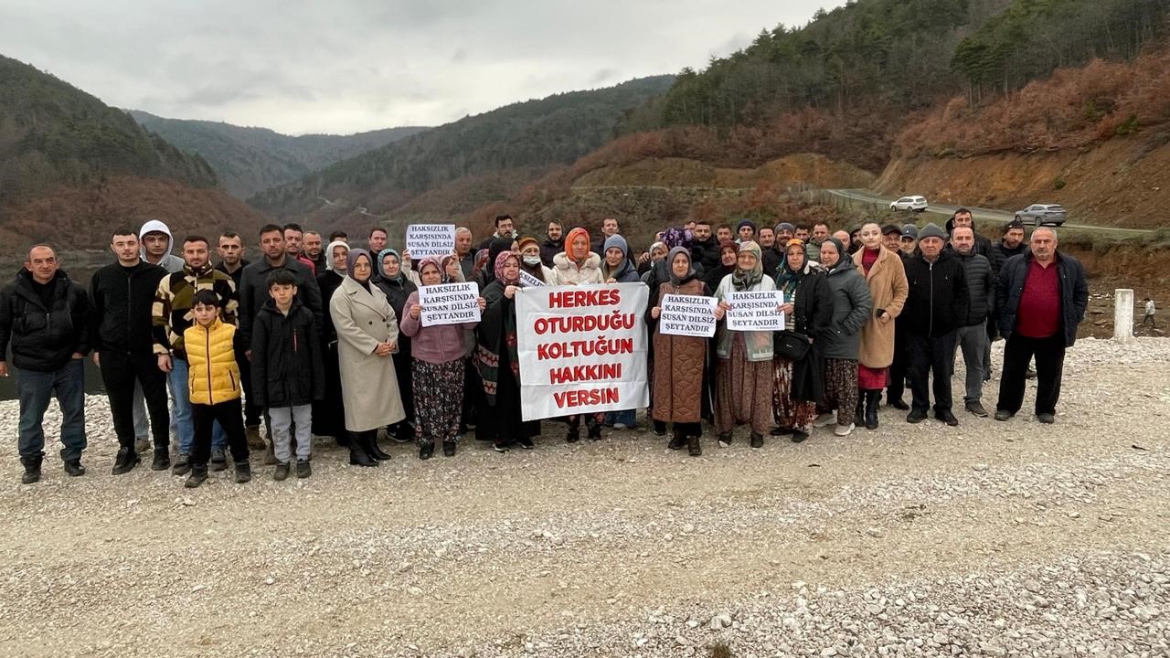 DOLU OLMAYAN BARAJIN SUYUNU PAYLAŞMAK İSTEMEYEN MAHALLELİ DSİ'Yİ PROTESTO ETTİ İKİ MAHALLE ARASINDAKİ SU KRİZİ: YAŞLISINDAN GENCİNE HERKES TEPKİ GÖSTERDİ MAHALLE SAKİNİ UMUT KÖSE: "BU BARAJ KURAKLIK SEBEBİYLE ESKİ SEVİYELERİNDE DEĞİL" "BİZİM SULAMA İÇİN KULLANDIĞIMIZ ANA BORUDAN BAŞKA MAHALLEYE SU VERİLMESİNE KARŞIYIZ"