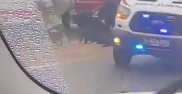 KAMYONA ÇARPAN OTOMOBİL, YOL ÇALIŞMASI ALANINA DEVRİLDİ: 2 YARALI