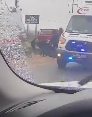 KAMYONA ÇARPAN OTOMOBİL, YOL ÇALIŞMASI ALANINA DEVRİLDİ: 2 YARALI