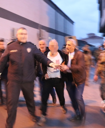 SAKARYA'DA VAHŞET: ESKİ POLİS, SEVGİLİSİNİ BOĞAZINDAN DEFALARCA BIÇAKLADI BIÇAKLA AĞIR YARALADIĞI SEVGİLİSİ İÇİN DAHA ÖNCESİNDE 3 KEZ ŞEHRİ BİRBİRİNE KATMIŞTI ŞÜPHELİ, ÖZEL HAREKAT POLİSLERİYLE YAPILAN OPERASYONLA GÖZALTINA ALINDI