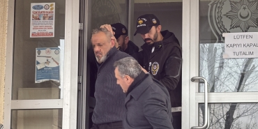 SEVGİLİSİNİ BOĞAZINDAN DEFALARCA BIÇAKLAYAN ESKİ POLİS ADLİYEDE