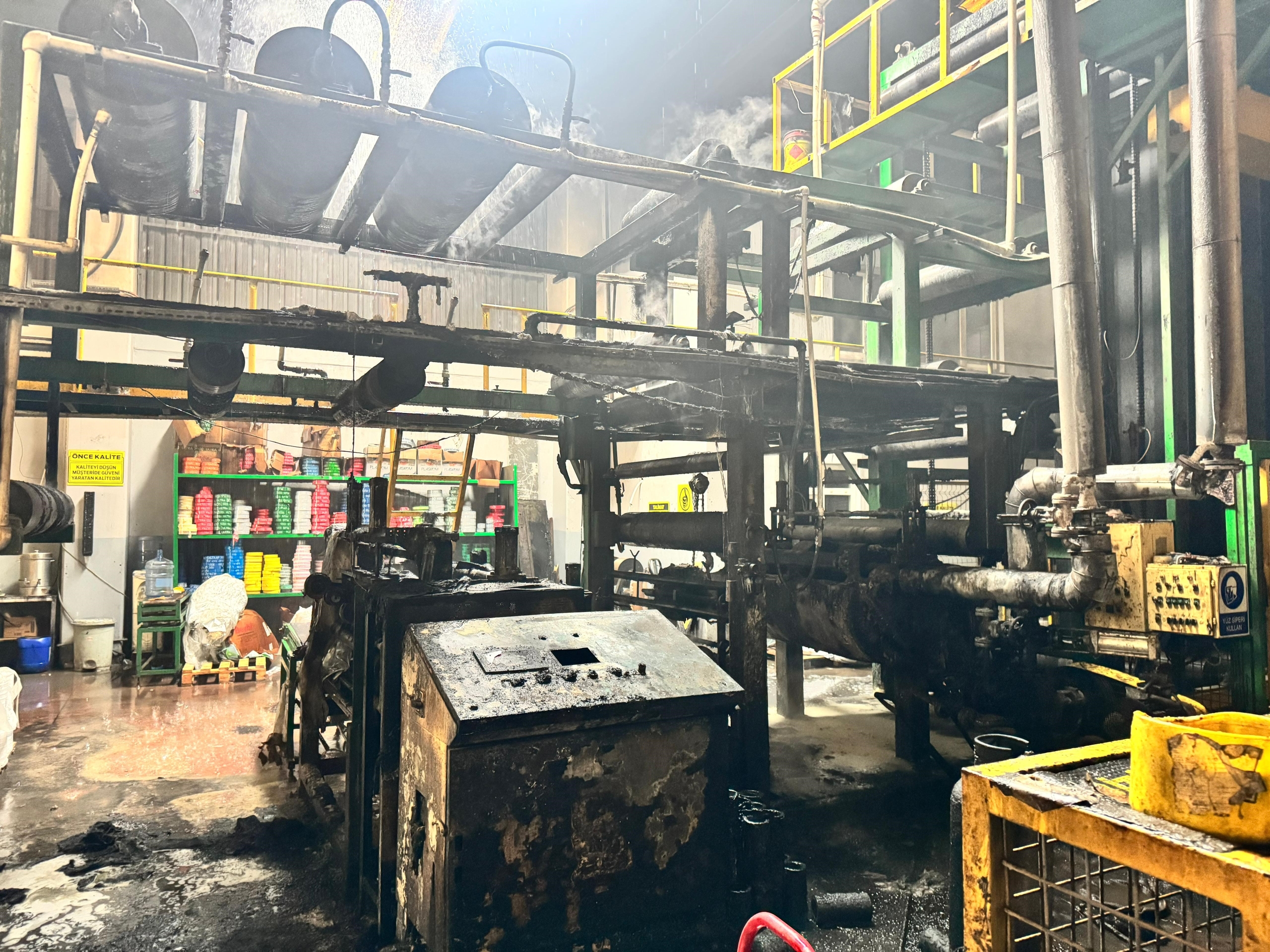 YALITIM FABRİKASINDAKİ YANGINDA YARALI SAYISI 7'YE YÜKSELDİ