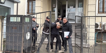 SEVGİLİSİNİ BOĞAZINDAN DEFALARCA BIÇAKLAYAN ESKİ POLİS ADLİYEDE