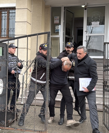 SEVGİLİSİNİ BOĞAZINDAN DEFALARCA BIÇAKLAYAN ESKİ POLİS ADLİYEDE