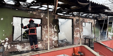 TEK KATLI EV ALEVLERE TESLİM OLDU: EVLİ ÇİFT EVDEN SON ANDA ÇIKTI