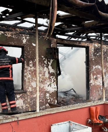TEK KATLI EV ALEVLERE TESLİM OLDU: EVLİ ÇİFT EVDEN SON ANDA ÇIKTI