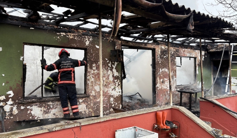 Tek katlı ev alevlere teslim oldu: Evli çift evden son anda çıktı
