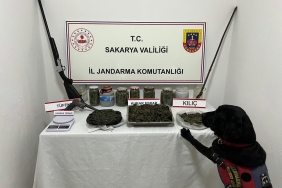 UYUŞTURUCU OPERASYONU DÜZENLENEN EVDEN KILIÇ ÇIKTI