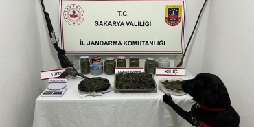 UYUŞTURUCU OPERASYONU DÜZENLENEN EVDEN KILIÇ ÇIKTI