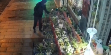 ÇİÇEKLERİN AZALDIĞINA ANLAM VEREMEDİ, GÜVENLİK KAMERASINI İZLEYİNCE HAYRETE DÜŞTÜ ŞAŞKINLIĞINI GİZLEYEMEYEN ESNAF: "ROMANTİZME Mİ BAĞLIYOR NE YAPIYOR ÇÖZEMEDİK"