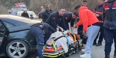 YABANCI UYRUKLU ŞAHISLARIN İÇİNDE BULUNDUĞU OTOMOBİL AĞACA ÇARPTI: 1 YARALI