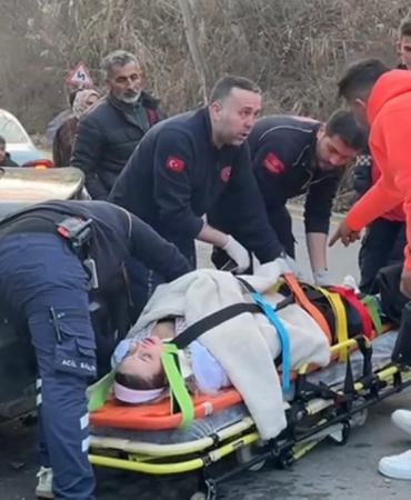 YABANCI UYRUKLU ŞAHISLARIN İÇİNDE BULUNDUĞU OTOMOBİL AĞACA ÇARPTI: 1 YARALI
