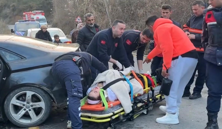 YABANCI UYRUKLU ŞAHISLARIN İÇİNDE BULUNDUĞU OTOMOBİL AĞACA ÇARPTI: 1 YARALI