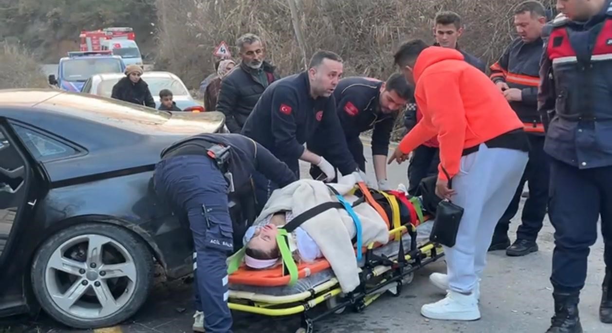 YABANCI UYRUKLU ŞAHISLARIN İÇİNDE BULUNDUĞU OTOMOBİL AĞACA ÇARPTI: 1 YARALI