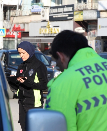 SAKARYA'DA POLİSTEN DENETİM: KURALLARA UYMAYANLARA CEZA YAĞDI