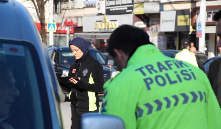 SAKARYA'DA POLİSTEN DENETİM: KURALLARA UYMAYANLARA CEZA YAĞDI