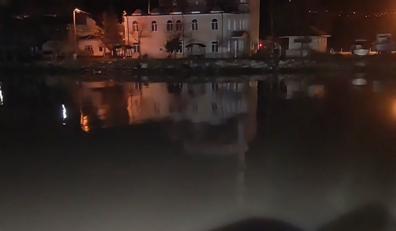 KONTROLDEN ÇIKAN CİP MELEN ÇAYI'NA DÜŞTÜ: 3 HAFİF YARALI