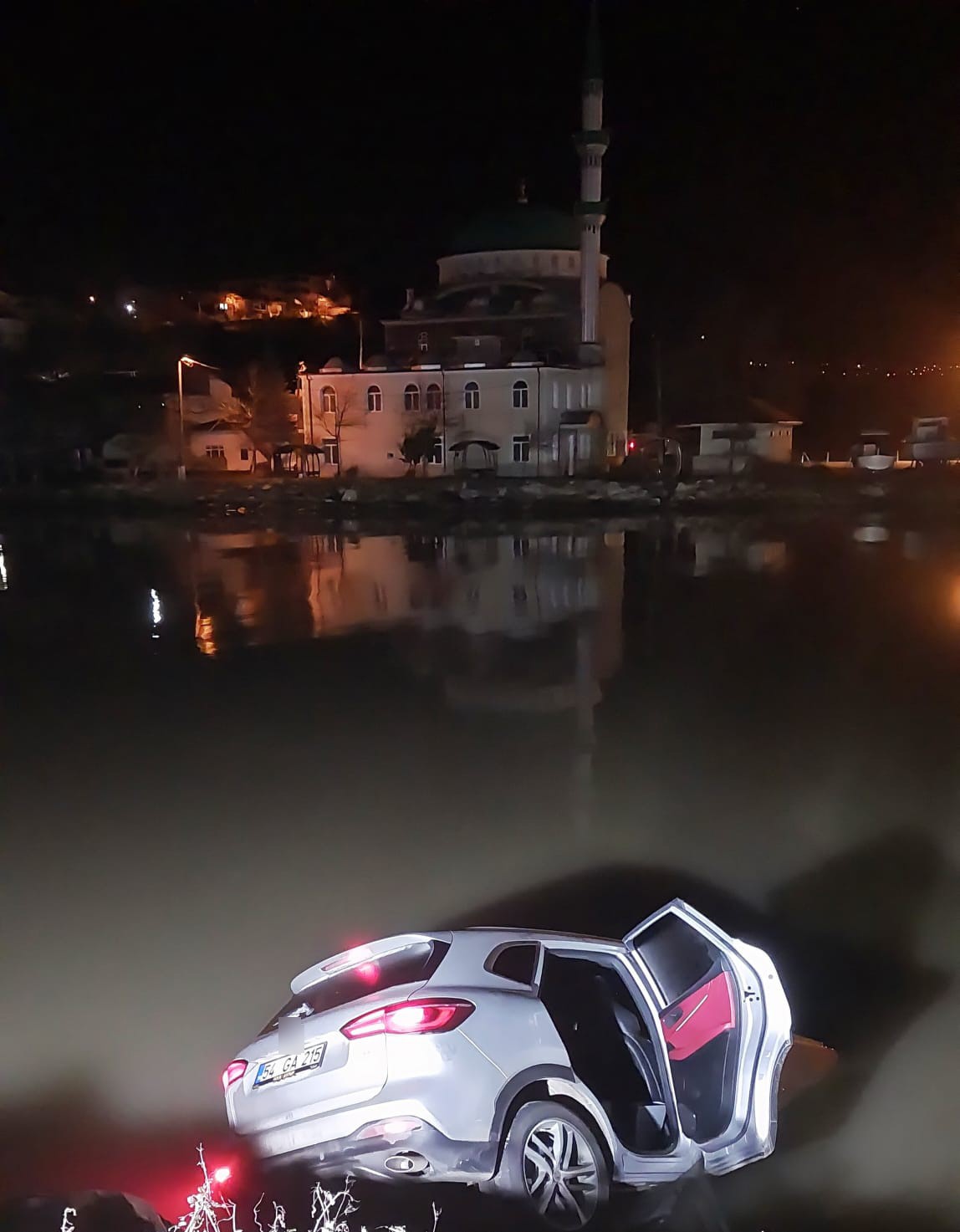 KONTROLDEN ÇIKAN CİP MELEN ÇAYI'NA DÜŞTÜ: 3 HAFİF YARALI