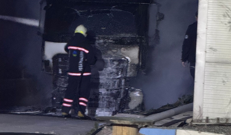 Fabrika bahçesinde duran boş tırın kupası alev topuna döndü
