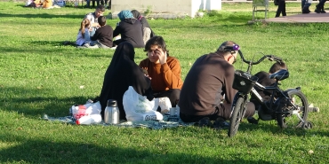 KIŞ AYINDA YAZDAN KALMA GÜN: GÜNEŞİ GÖREN PARK, CADDE VE SOKAKLARA AKIN ETTİ