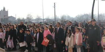 “TEBRİK EDİYOR, İYİ TATİLLER DİLİYORUZ” (2)