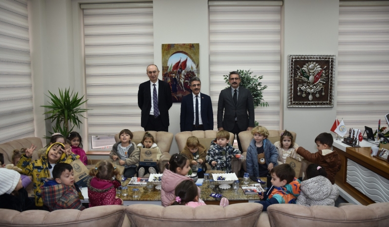 BAŞKAN ŞENOL DİNÇ MİNİKLERİ AĞIRLADI