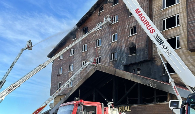 Sakarya itfaiyesi Kartalkaya’da yangına desteğe katıldı