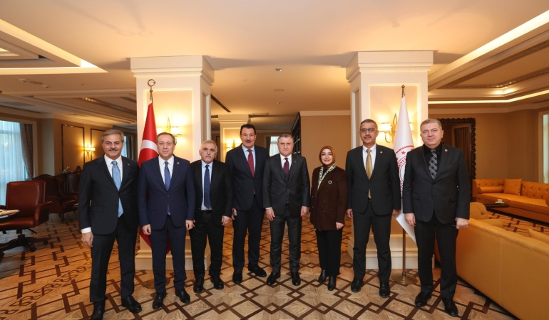 Sakarya heyetinden Bakan Bak’a ziyaret  “Şehrin spor yatırımları 2025’te ivme kazanacak”