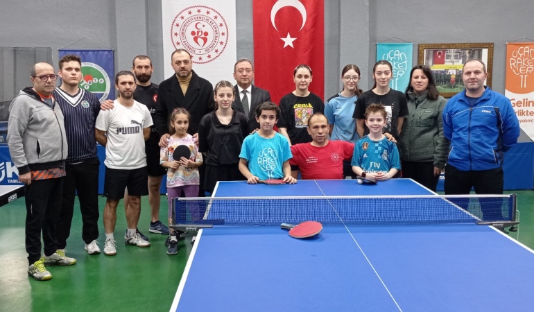 Enes Zengin kritik sınav öncesi tenisçilere moral oldu: “Başarılarla döneceğinize inanıyoruz”