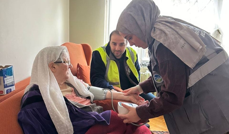 Büyükşehir kapıları aşındırıp yürekleri ısıtıyor