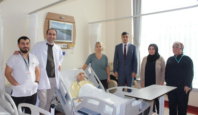 Karasu’da bir ilk: 81 yaşındaki meme kanseri kadın, cerrahi operasyonla sağlığına kavuşt