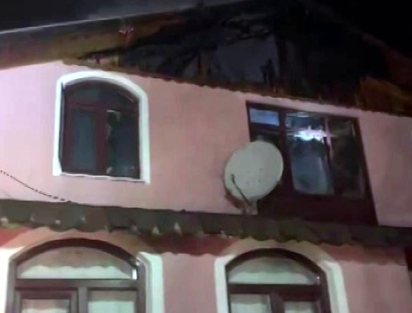 İki katlı ev alev topuna döndü