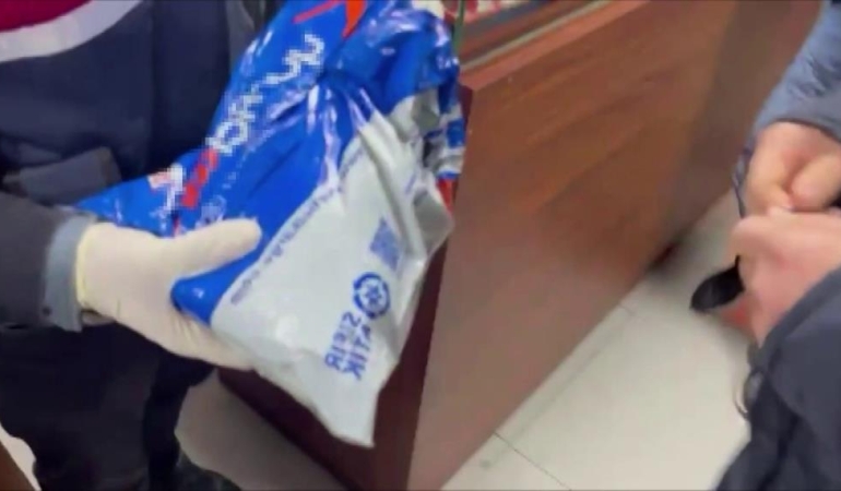 Taklit ettikleri kargo aracı ile kaçakçılık yaparken yakalandılar