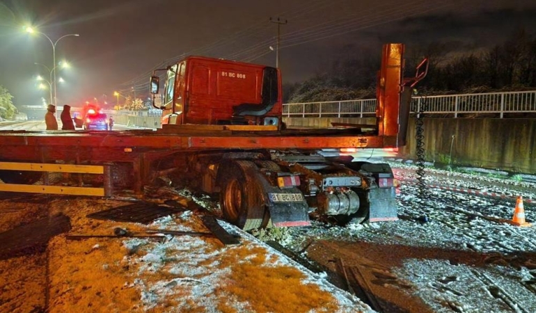 Kar sebebiyle kayganlaşan yolda makaslayan tırın sürücüsü yaralandı