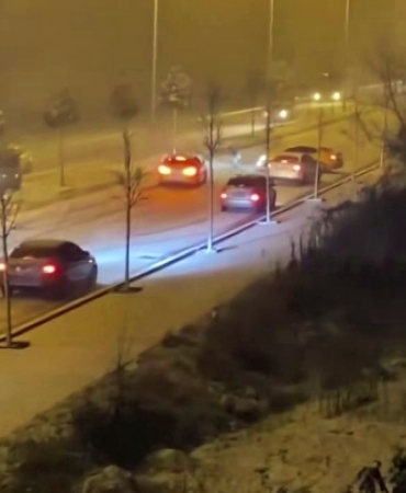 SAKARYA'DA KAR YAĞIŞI HAYATI FELÇ ETTİ: KAZALAR PEŞ PEŞE GELDİ, ONLARCA ARAÇ YOLLARDA KALDI BAZI VATANDAŞLAR İSE KARIN KEYFİNİ ÇIKARDI