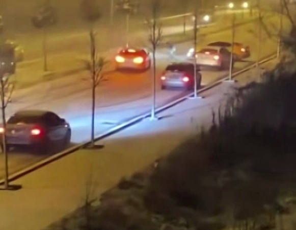 Sakarya’da kar yağışı hayatı felç etti: Kazalar peş peşe geldi, onlarca araç yollarda kaldı