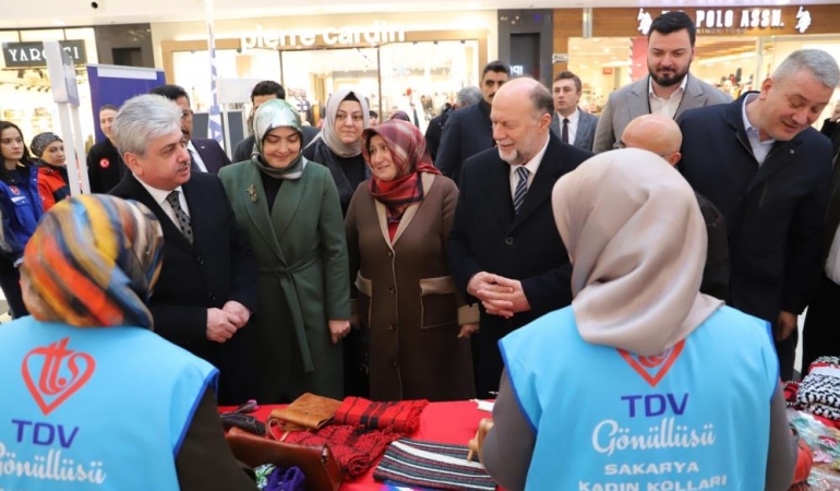 Deprem bölgesindeki cami ve Kur’an kurslarına destek için hayır çarşısı açıldı