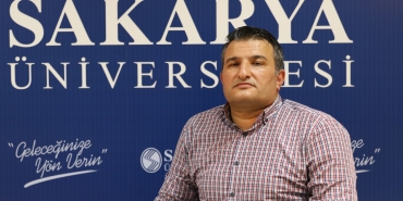 PROF. DR. UTKUCU, DEPREM RİSKİ HAKKINDA KONUŞTU SAÜ JEOFİZİK MÜHENDİSLİĞİ BÖLÜM BAŞKANI UTKUCU: "DEPREM TEHLİKESİNİ AZALTMANIN YOLU SAĞLAM YAPILAŞMADAN VE DOĞRU DENETİMDEN GEÇİYOR"