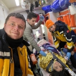 İL SAĞLIK MÜDÜRÜ ÖZDEMİR DEPREMZEDEYİ, DEPREMZEDE DE ONU UNUTMADI 122 SAAT SONRA ENKAZDAN ÇIKARILMIŞTI: "BEN SİZİ HATIRLIYORUM, AMBULANSTA SERUMU BAĞLAYAN KİŞİYDİNİZ"