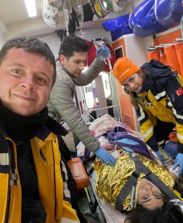 İL SAĞLIK MÜDÜRÜ ÖZDEMİR DEPREMZEDEYİ, DEPREMZEDE DE ONU UNUTMADI 122 SAAT SONRA ENKAZDAN ÇIKARILMIŞTI: "BEN SİZİ HATIRLIYORUM, AMBULANSTA SERUMU BAĞLAYAN KİŞİYDİNİZ"