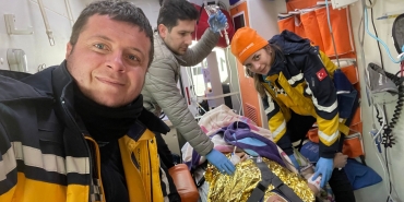 İL SAĞLIK MÜDÜRÜ ÖZDEMİR DEPREMZEDEYİ, DEPREMZEDE DE ONU UNUTMADI 122 SAAT SONRA ENKAZDAN ÇIKARILMIŞTI: "BEN SİZİ HATIRLIYORUM, AMBULANSTA SERUMU BAĞLAYAN KİŞİYDİNİZ"