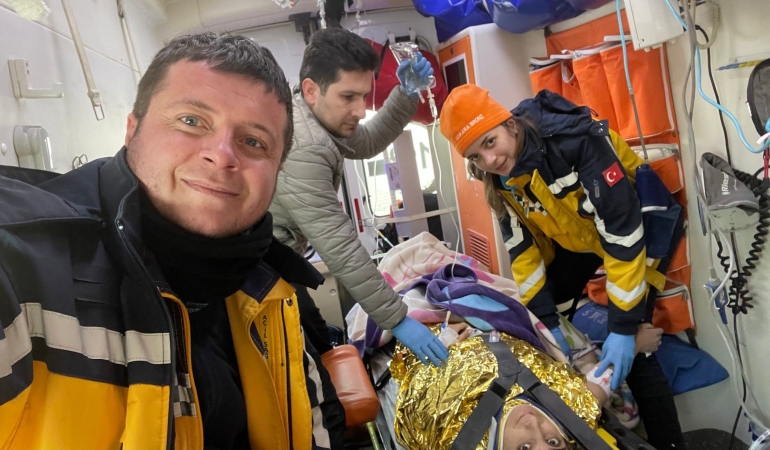 İL SAĞLIK MÜDÜRÜ ÖZDEMİR DEPREMZEDEYİ, DEPREMZEDE DE ONU UNUTMADI 122 SAAT SONRA ENKAZDAN ÇIKARILMIŞTI: "BEN SİZİ HATIRLIYORUM, AMBULANSTA SERUMU BAĞLAYAN KİŞİYDİNİZ"