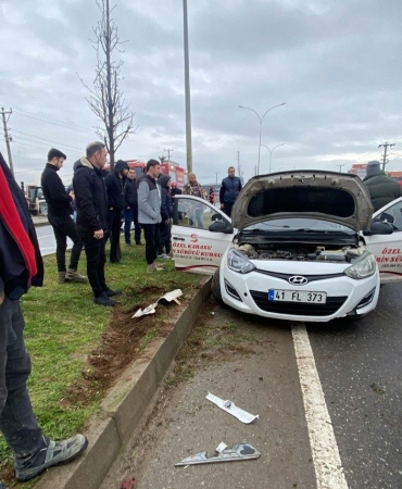 SAKARYA'DA TIR İLE SÜRÜCÜ KURSU ARACI ÇARPIŞTI: 4 YARALI