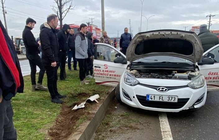 Sakarya’da tır ile sürücü kursu aracı çarpıştı: 4 yaralı